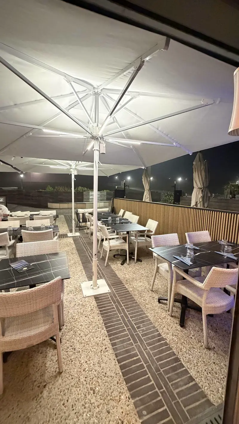 La terrasse de nuit sous les parasols